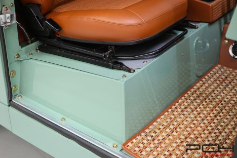 LAND ROVER Series IIA Cabriolet + Overdrive - FULLY FULLY RESTORED !!! -