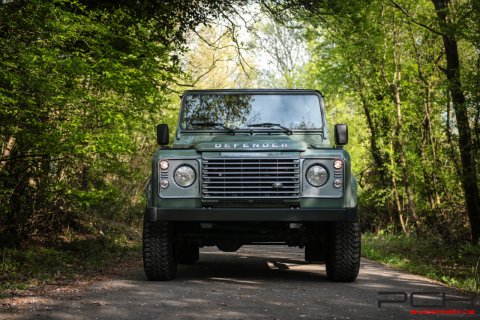 LAND ROVER Defender 90 TD4 SE