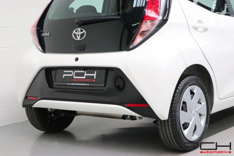 TOYOTA Aygo 1.0i VVT-i 69cv x-play Automatique