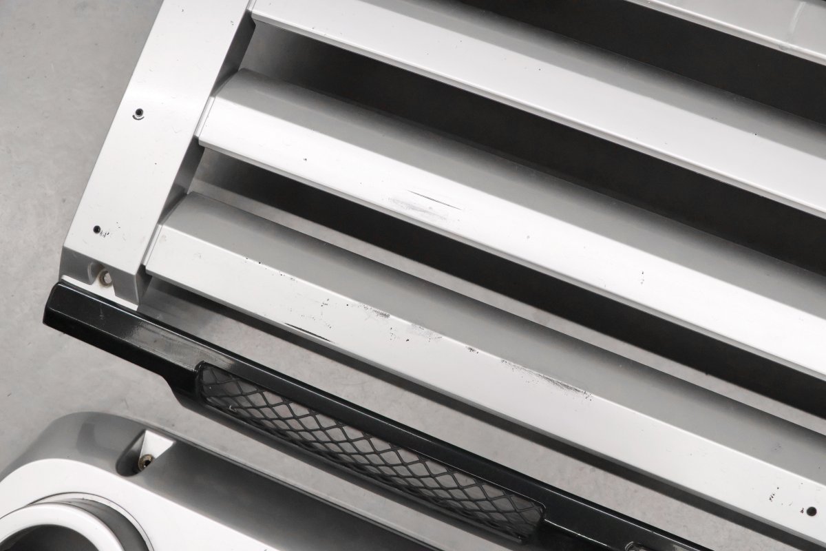 LAND ROVER Contours de phares et calandre pour Land Rover Defender 60th Anniversary